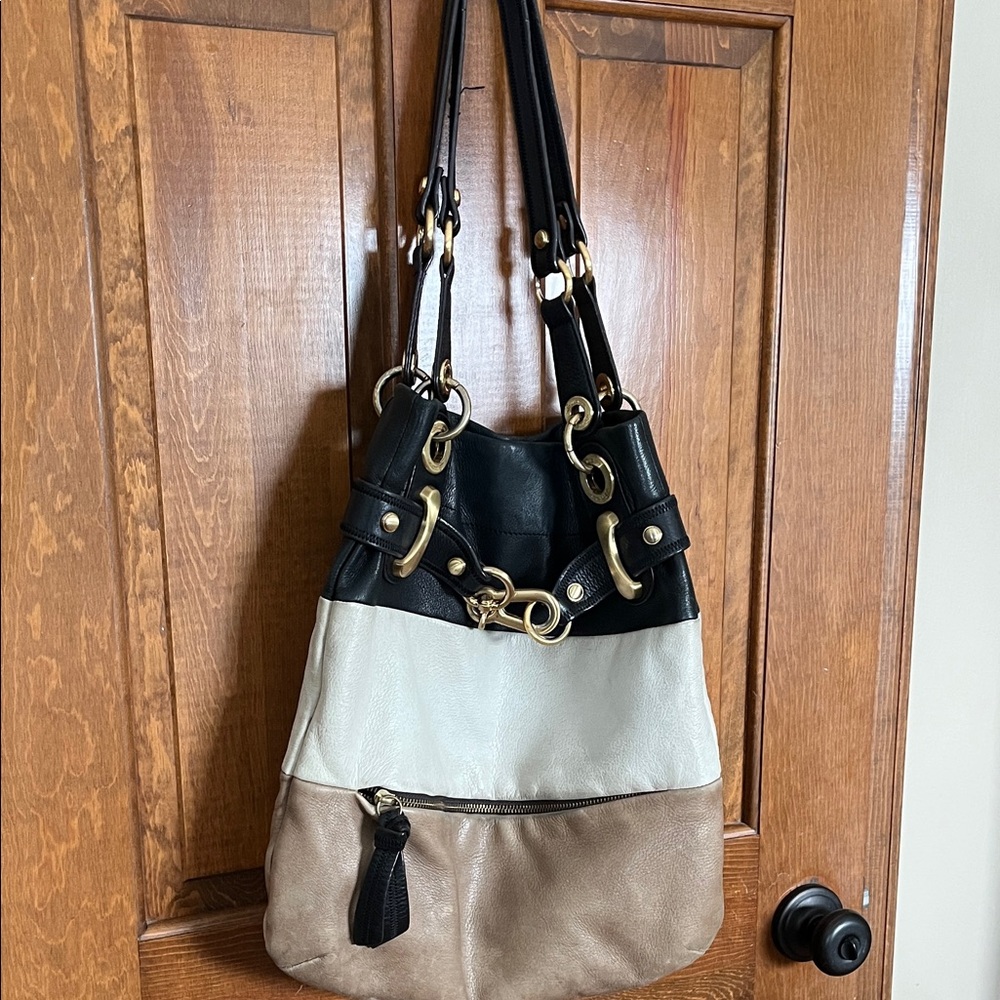 B Makowski gently used handbag with elegant gold details. Front/back zipper